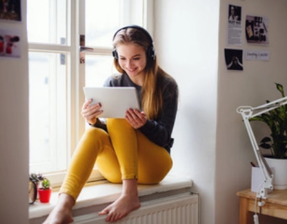 Kobieta trzyma tablet w rękach