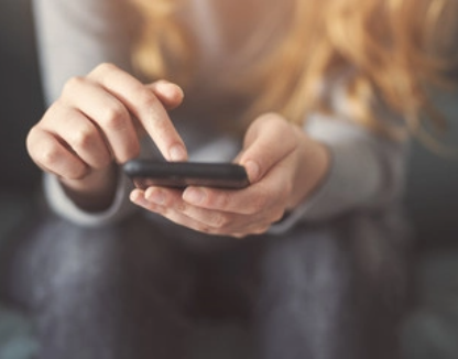 telefon trzymany w rękach